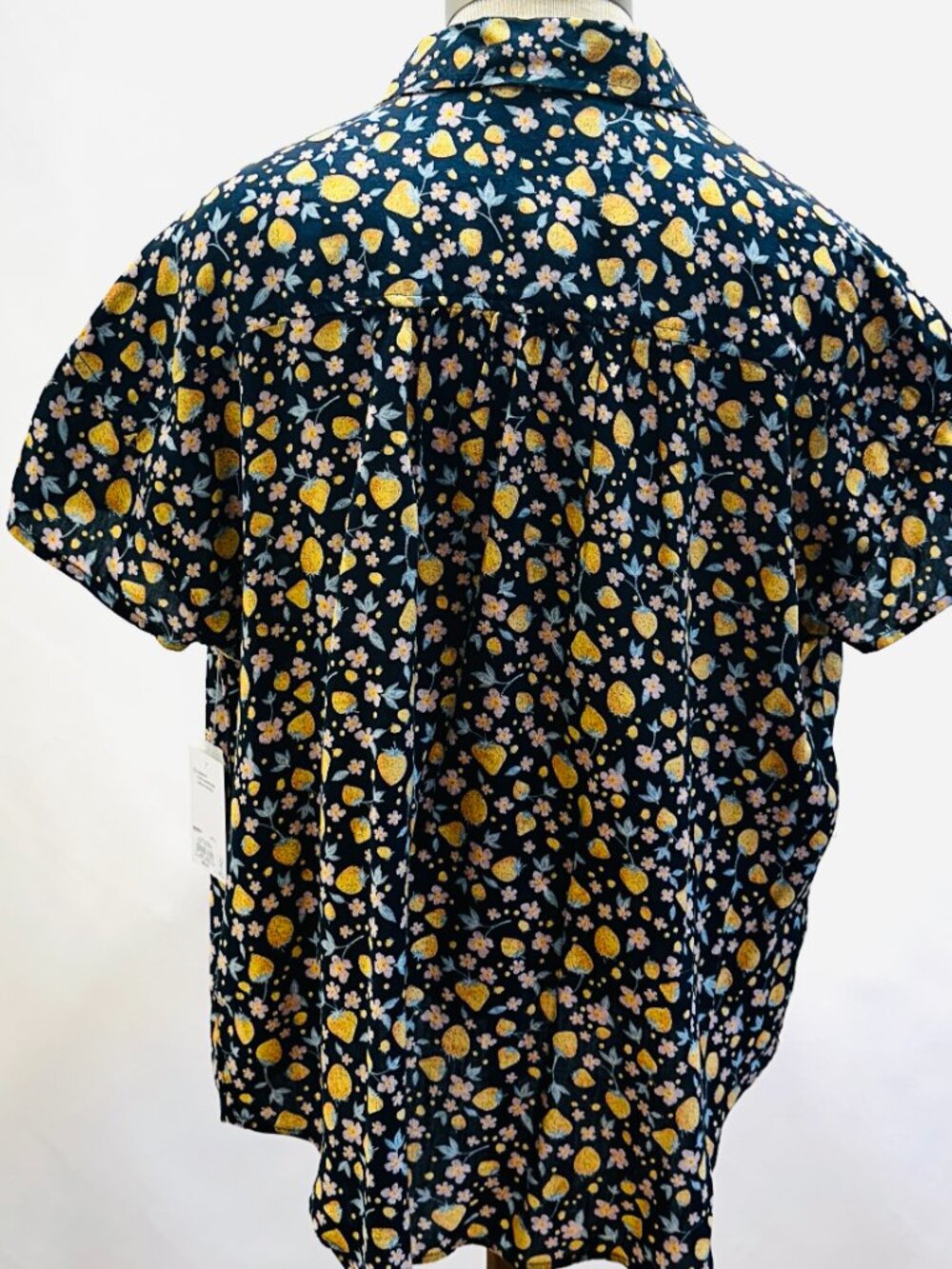 NWT SO Women Short Sleeve Button Down Collared Floral/Fruit Shirt Size XL - Picture 7 of 12